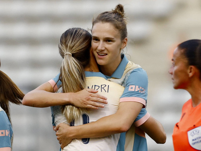 Viv Miedema memeluk Leia Alexandri usai membobol gawang Paris FC.  Foto: REUTERS/Stephanie Lecocq