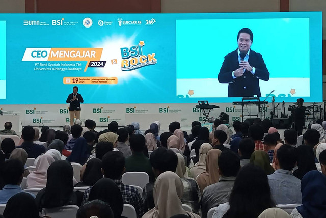 Direktur Utama PT Bank Syariah Indonesia Tbk (BSI) Hery Gunardi dalam acara CEO Mengajar di Universitas Airlangga (Unair) Surabaya, Kamis (19/9). Foto: Masruroh/Basra