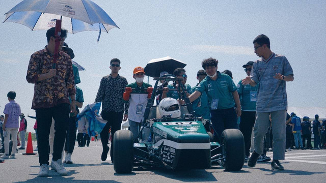 Tim Anargya ITS bersama mobilnya, Anargya EV Mark 4.0, saat bersiap untuk berlaga di FSAE Japan 2024. Foto: Humas ITS