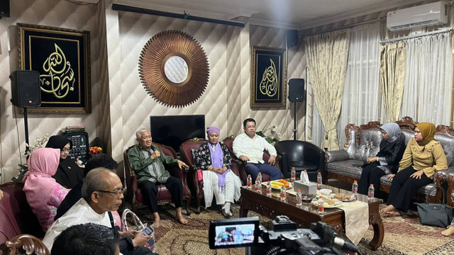 Bacagub dan bacawagub Jatim Luluk Nur Hamidah dan Lukmanul Khakim sowan ke rumah Din Syamsuddin di Jakarta Selatan, Kamis (19/9/2024).  Foto: Haya Syahira/kumparan