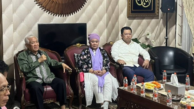 Bacagub dan bacawagub Jatim Luluk Nur Hamidah dan Lukmanul Khakim sowan ke rumah Din Syamsuddin di Jakarta Selatan, Kamis (19/9/2024).  Foto: Haya Syahira/kumparan