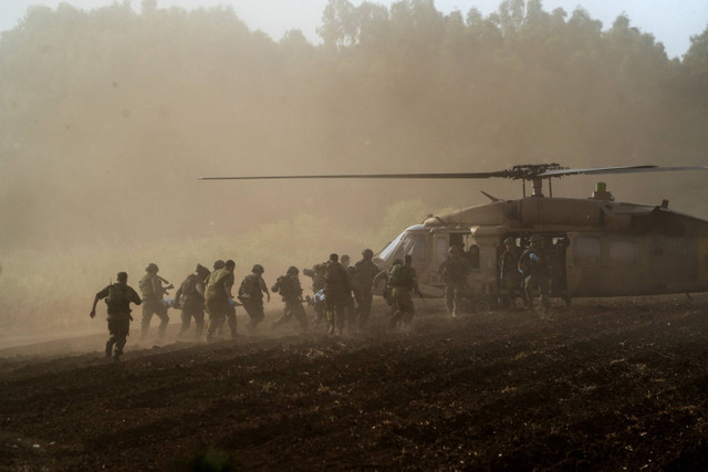 Militer Israel mengevakuasi korban luka dengan helikopter setelah rudal antitank ditembakkan ke Israel dari Lebanon di dekat perbatasan Israel dengan Lebanon di Israel utara, Kamis (19/9/2024). Foto: Ayal Margolin/REUTERS