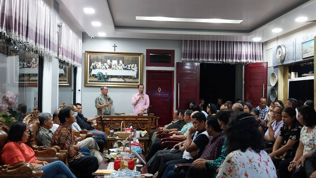 Cagub Kalbar, Jakius Sinyor menggelar ibadah di rumahnya. Foto: Tracy/Hi!Pontianak