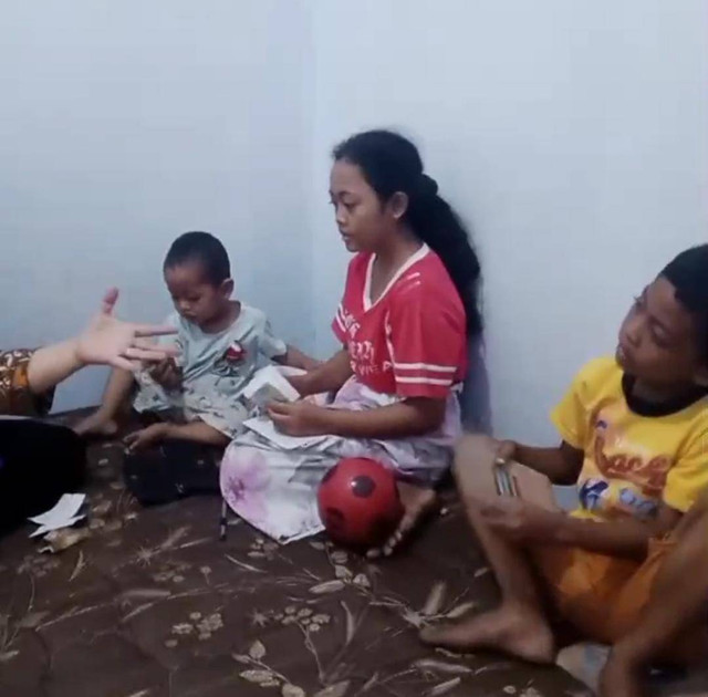 Potongan video ketika remaja putri bersama dua adiknya di rumah warga Serang, Banten, Foto : Ist