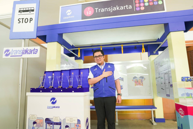 Direktur Utama Transjakarta, Welfizon Yuza, menerima 5 penghargaan dari Dewan Transportasi Kota Jakarta (DTKJ) Awards 2024. Foto: Dok. Istimewa