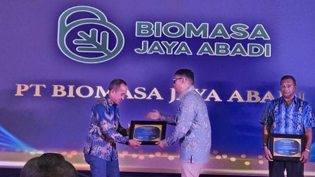 PT Biomasa Jaya Abadi (PT BJA), produsen wood pellet (pelet kayu) terintegrasi di Gorontalo, yang baru saja menerima penghargaan dari Kanwil Bea Cukai Sulawesi Bagian Utara Foto: dok: Istimewa.