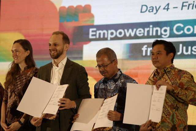 Acara Indonesia Sustainable Energy Week 2024 (ISEW 2024) hari ke-empat merayakan penandatangananperjanjian kerjasama antara GIZ, IPB dan Fresh Factory (PT Gudang Segar Indonesia) serta penandatangananMoU antara GIZ dan Nusa Tuna (PT. Berkat Kelautan Nusantara).