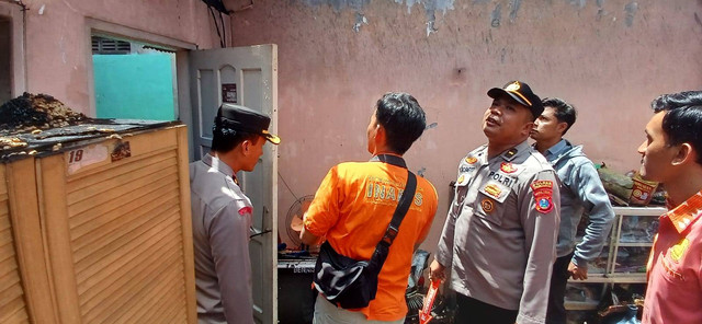 Polsek Tulungagung Kota Datangi TKP Kebakaran Rumah di Kelurahan Jepun