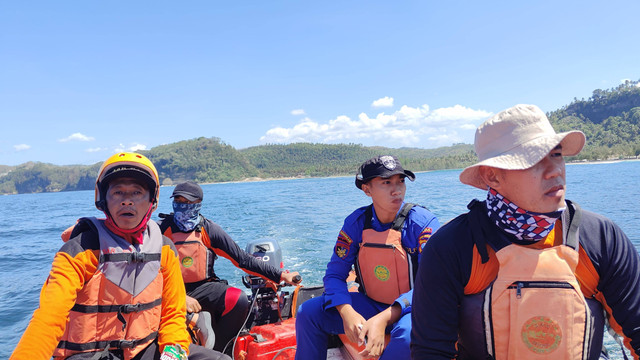 Hari Ketiga Pencairan Korban Tenggelam Di Pantai Dlodo Oleh Tim Gabungan