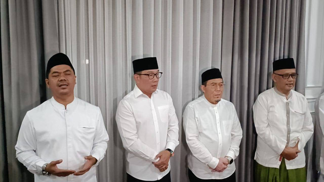 Cagub dan Cawagub Jakarta Ridwan Kamil dan Suswono tiba di kediaman Juri Ardiantoro di kawasan Cipayung, Jakarta Timur, Kamis (19/9/2024). Foto: Fadlan Nuril Fahmi/kumparan