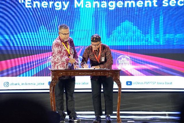 Penandatanganan Memorandum of Understanding (MoU) dalam acara West Java Investment Summit (WJIS) 2024 di Trans Convention Centre Bandung pada Kamis (19/9). Foto: Istimewa