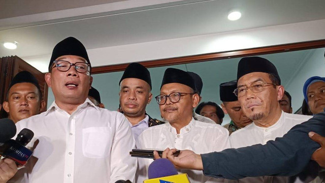 Cagub dan Cawagub Jakarta Ridwan Kamil dan Suswono diwawancarai wartawan di kediaman Juri Ardiantoro di Cipayung, Jakarta Timur, Kamis (19/9/2024). Foto: Fadlan Nuril Fahmi/kumparan