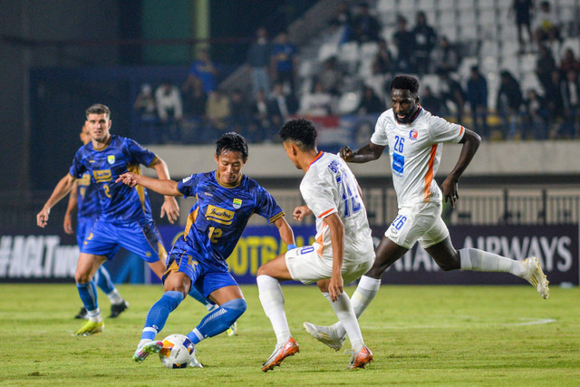 Pemain Persib Bandung Henhen Herdiana berusaha melewati pemain Port FC Bordin Phala pada pertandingan Grup F AFC Champions League Two di Stadion Si Jalak Harupat, Kabupaten Bandung, Jawa Barat, Kamis (19/9/2024). Foto: Raisan Al Farisi/ANTARA FOTO