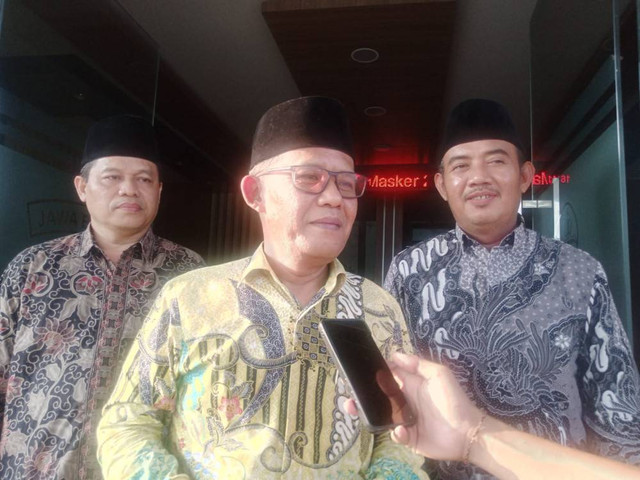 Ketua PCNU Kabupaten Cirebon, KH Aziz Hakim Syaerozie, saat memberikan keterangan pers. Foto: Tarjoni/Ciremaitoday