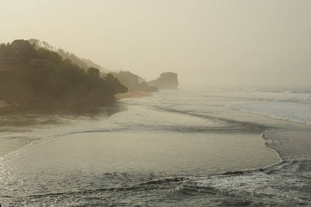 Rekomendasi penginapan pantai Gunung Kidul. Sumber: Unsplash/Irfan Bayuaji