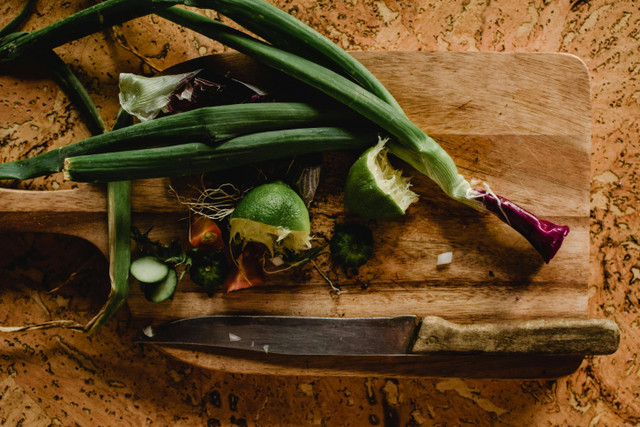 Ilustrasi perbedaan daun bawang dan bawang daun. Foto: Pexels.com/Eva Bronzini