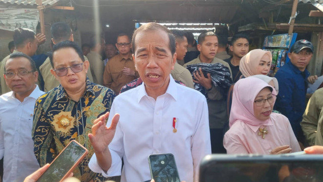 Presiden Jokowi menjawab pertanyaan awak media saat blusukan di Pasar Dukuh Kupang, Surabaya, Jumat (20/9/2024).  Foto:  Farusma Okta Verdian/kumparan