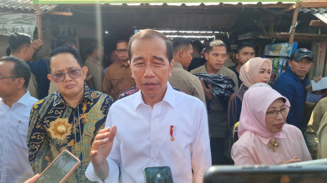 Presiden Jokowi menjawab pertanyaan awak media saat blusukan di Pasar Dukuh Kupang, Surabaya, Jumat (20/9/2024).  Foto:  Farusma Okta Verdian/kumparan