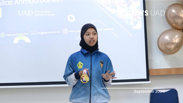 Windy Briptuandita alumnus Universitas Ahmad Dahlan (UAD) membagikan pengalamannya kepada mahasiswa baru tahun 2024 (Dok. Nafisa)