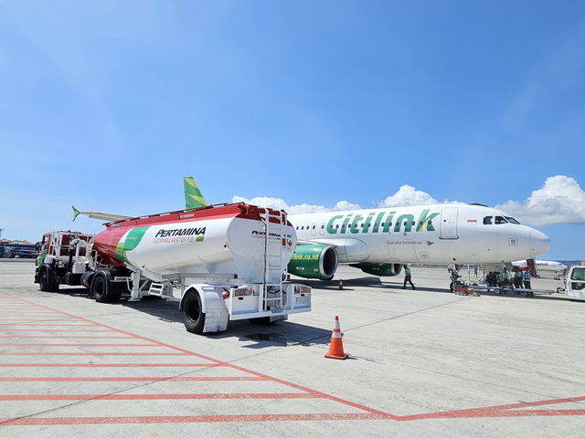 Pesawat milik Citilink saat mengisi Sustainable Aviation Fuel (SAF) pada Bali International Airshow 2024 di Bandara Ngurah Rai. Foto: Dok. Pertamina