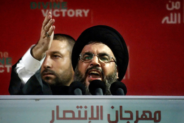 Pemimpin Hizbullah Hassan Nasrallah memberi isyarat saat berpidato dalam rapat umum "ilahi" besar-besaran di pinggiran selatan Beirut. Foto: Anwar Amro/AFP