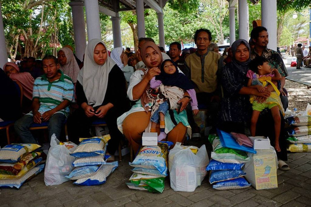 Suasana pemberian bantuan sosial (Bansos) oleh Kemensos di Kepulauan Selayar, Senin (9/9/2024). Foto: Lutfan Darmawan/kumparan