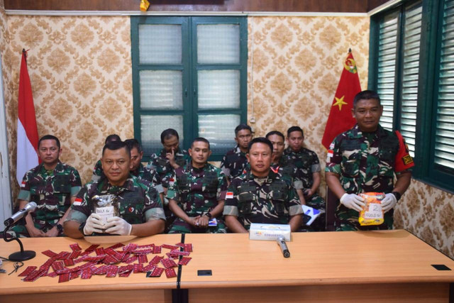 Danrem 121/ABW Kalimantan Barat, Brigjen TNI Luqman Arief memberikan keterangan terkait digagalkan penyelundupan narkoba di perbatasan diduga menggunakan drone. Foto: Dok Korem 121/Abw