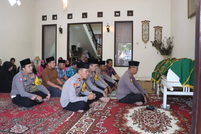 Kapolres Tulungagung Takziah Ke Rumah Duka Almarhum Alifian Singgih Fachrani
