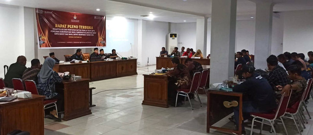 KPU Mempawah menggelar rapat pleno terbuka rekapitulasi dan penetapan DPT Pilkada serentak 2024. Foto: M. Zain/Hi!Pontianak