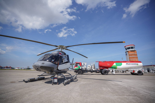 Helikopter Bell 407 menggunakan Sustainable Aviation Fuel (SAF) pada Bali International Airshow 2024 di Bandara Internasional I Gusti Ngurah Rai. Foto: Dok. Pertamina