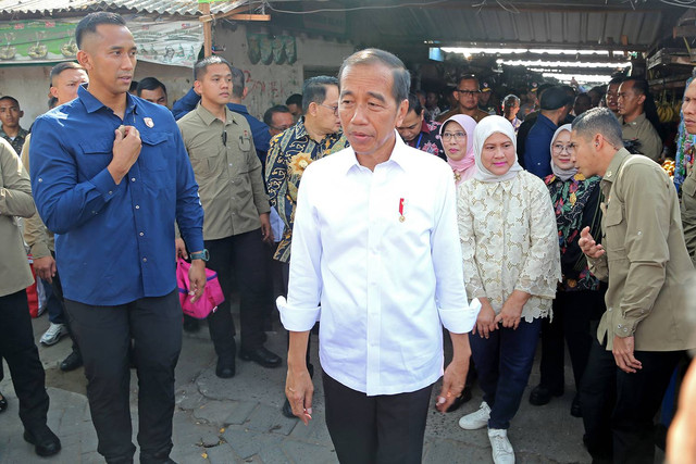 Presiden Jokowi saat mengunjungi Pasar Dukuh Kupang Surabaya. Foto: Duskominfo Surabaya