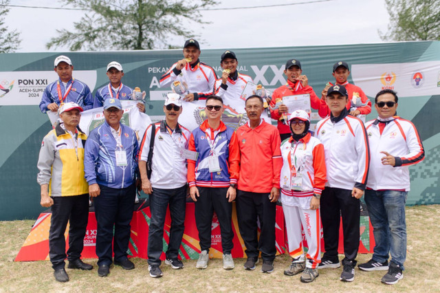 Ketua Umum Indonesia Woodball Association (IWbA), Aang Sunadji (empat dari kiri), berfoto bersama peraih medali woodball di PON 2024. Foto: Dok. IWbA