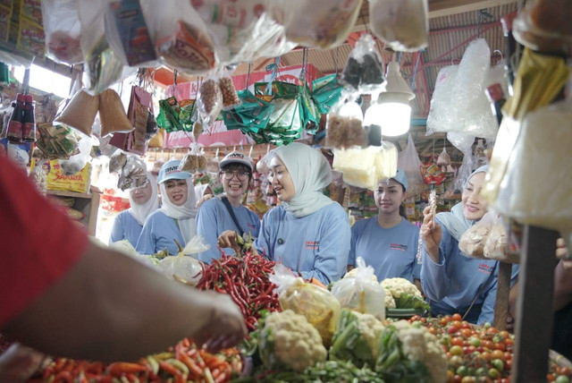 Bakal calon wakil gubernur Lampung Jihan Nurlela grebek   pasar Cimeng bersama Relawan SAPA RMD | Foto : Ist