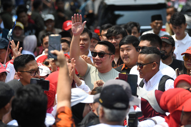 Bakal calon Gubernur DKI Jakarta Ridwan Kamil tiba untuk meninjau posko makan gratis di Warakas, Jakarta, Jumat (20/9/2024). Foto: Akbar Nugroho Gumay/ANTARA FOTO