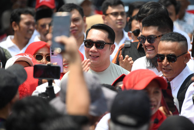 Bakal calon Gubernur DKI Jakarta Ridwan Kamil tiba untuk meninjau posko makan gratis di Warakas, Jakarta, Jumat (20/9/2024). Foto: Akbar Nugroho Gumay/ANTARA FOTO