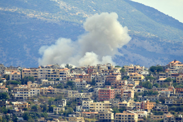 Asap mengepul dari lokasi serangan udara Israel di desa Khiam, Lebanon selatan, dekat perbatasan pada 19 September 2024. Foto: AFP