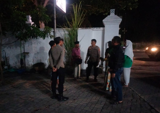 Polisi mendatangi TKP suami tusuk istri dan selingkuhannya. Dok: Polsek Giri