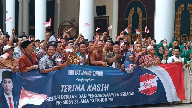 Sejumlah massa mengaku pendukung Jokowi hadir di acara pernikahan putra ketiga Khofifah Indar Parawansa di Masjid Nasional Al-Akbar Surabaya, Jumat (20/9/2024). Foto:  Farusma Okta Verdian/kumparan