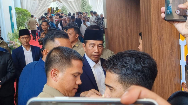 Jokowi menghadiri acara pernikahan putra ketiga Khofifah Indar Parawansa. Dok: kumparan.