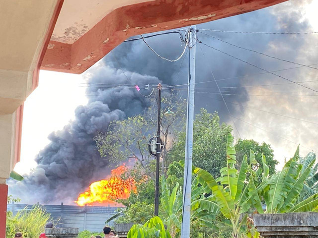 Kebakaran di dekat Perum Lumenta, Hajimena, Natar, Lampung Selatan, pada Jumat (20/9) sore. | Foto: Ist