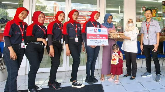 Penyerahan bantuan telur dari Alfamidi untuk orang tua anak kategori stunting. (foto: istimewa)