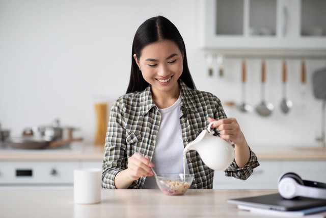 Ilustrasi Ibu Menyusui Makan Oatmeal. Foto: Prostock-studio/Shutterstock