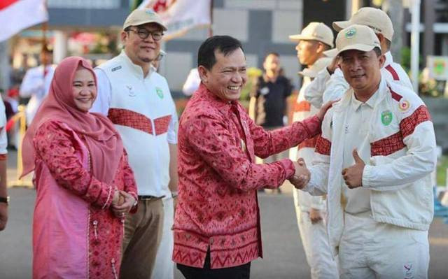 Pj Gubernur Sumsel Elen Setiadi saat melepaskan para atlet yang akan berlaga di PON XXI Aceh-Sumatera Utara 2024, Foto : Humas Pemprov Sumsel