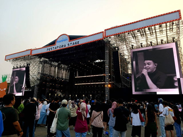 Tulus tampil di Pestapora 2024, Jiexpo Kemayoran, Jakarta Pusat, Jumat (20/9). Foto: Giovanni/kumparan