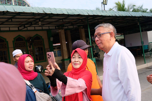 Momen saat emak-emak serbu Bakal Calon Gubernur Klabar, Sutarmidji dan mengajaknya berfoto bersama. Foto: Dok. Istimewa