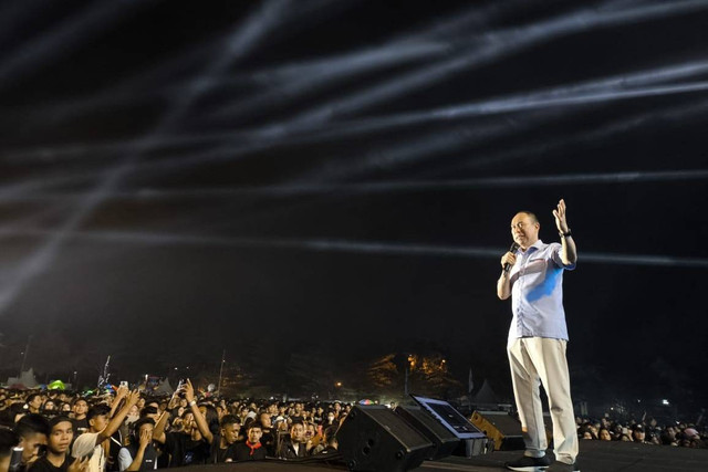 ASR menyapa masyarakat di Kabupaten Kolaka saat menggelar konser musik Berkah part II. Foto: Istimewa.