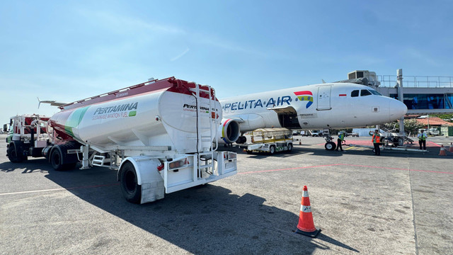 Pesawat Airbus A320 (PK-PWK) milik Pelita Air dengan nomor penerbangan IP109 menggunakan Sustainable Aviation Fuel (SAF) Pertamina dengan rute penerbangan Denpasar-Jakarta dalam rangkaian Bali International Air Show 2024 di Bandara Ngurah Rai, Bali, Jumat (20/9/2024). Foto: Dok. Pertamina