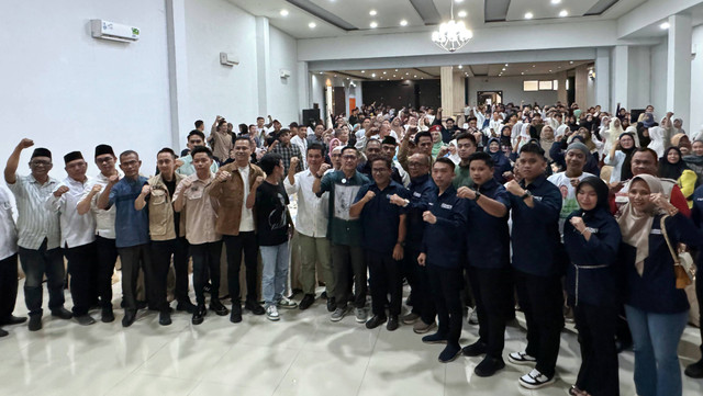 Bakal calon Wali Kota Palembang, Ratu Dewa, bersama anggota Sahabat Bintang 9. (ist)