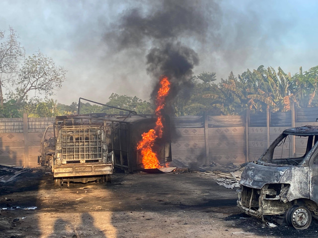 Lokasi kebakaran di Jalan Kramat Jaya, Desa Hajimena, Kecamatan Natar, Kabupaten Lampung Selatan dipasang Police Line. | Foto: Sinta Yuliana/Lampung Geh