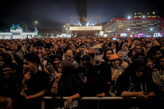 Penonton menyaksikan Presiden ke-6 Republik Indonesia Susilo Bambang Yudhoyono (SBY) tampil memeriahkan konser musik Pestapora 2024 di JIExpo Kemayoran, Jakarta, Jumat (20/9/2024). Foto: Jamal Ramadhan/kumparan